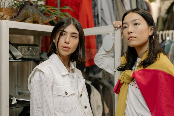 Comment intégrer des pièces en jean brut dans une tenue de travail?