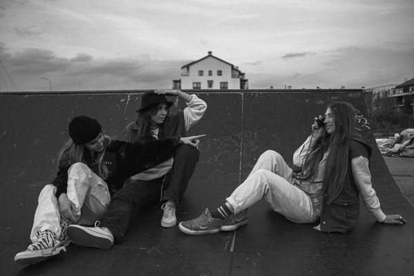 Comment réaliser un maquillage de soirée glamour avec des produits naturels?